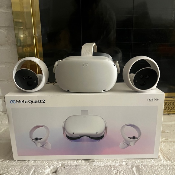Oculus quest 2 used good condition 
VR Headset White with Wireless Connectivity - Picture 2 of 9
